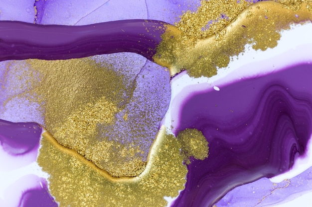 Polvere d'oro su sfondo viola liquido acrilico opera d'arte.