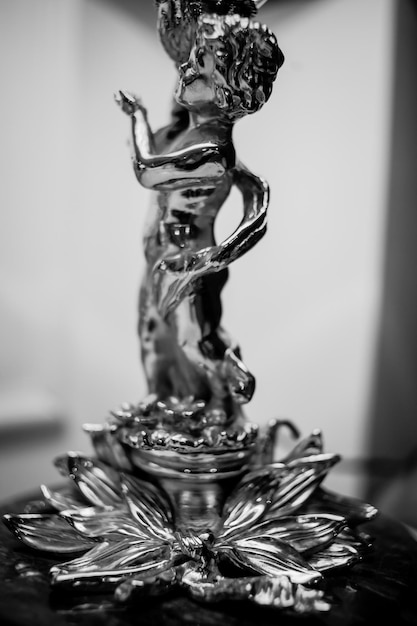 Foto angelo di figurine d'oro, primo piano. foto in bianco e nero