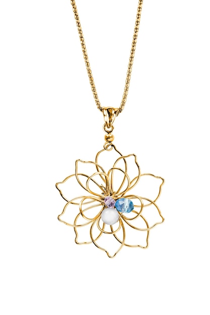 Золотой кулон-цветок с кристаллами и жемчугом, висящий на цепочке на белом фоне