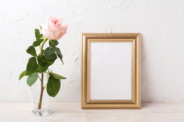 Золотая рамка макета с нежной бледно-розовой розой в стекле