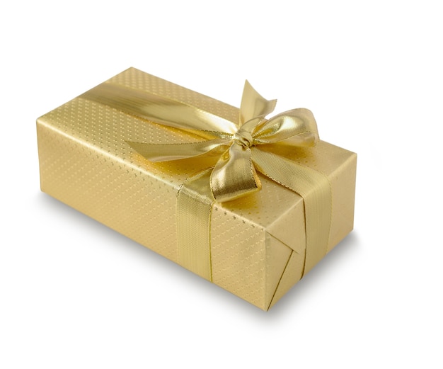 Золотая подарочная коробка с золотой лентой на белом фоне. Обтравочный контур включен.