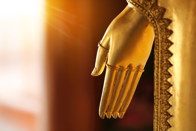 Foto mano d'oro della statua di buddha