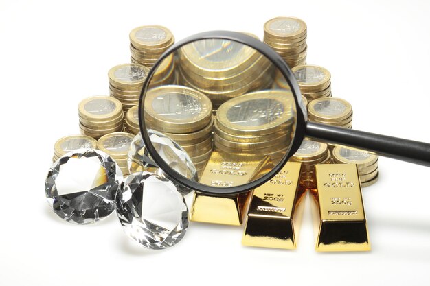 Фото Золотые слитки с помощью бриллиантов и монет через лупу