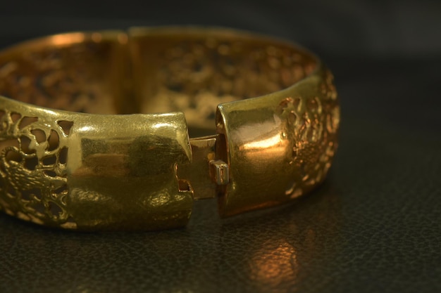 Foto l'oro è un accessorio popolare erano i braccialetti d'oro e le collane d'oro