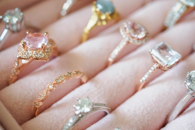 Золотые ювелирные кольца с бриллиантами в коробке