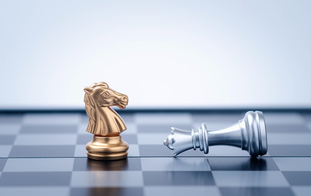 Фото Золотой рыцарь на фоне международных шахматных идей и конкуренции и стратегии шахматной настольной игры бизнес-концепция конкурса