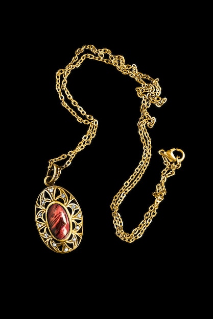 Foto collana d'oro isolata