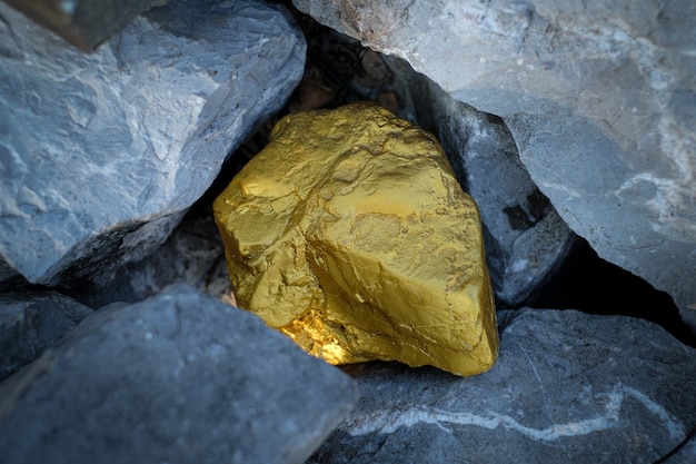 Фото Золотой самородок и серый гранитный каменный фон