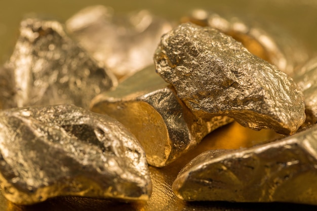 Photo gold nuggets on a gold background