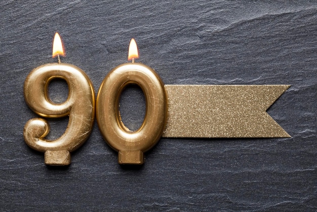 Foto candela celebrativa numero 90 in oro con etichetta glitterata