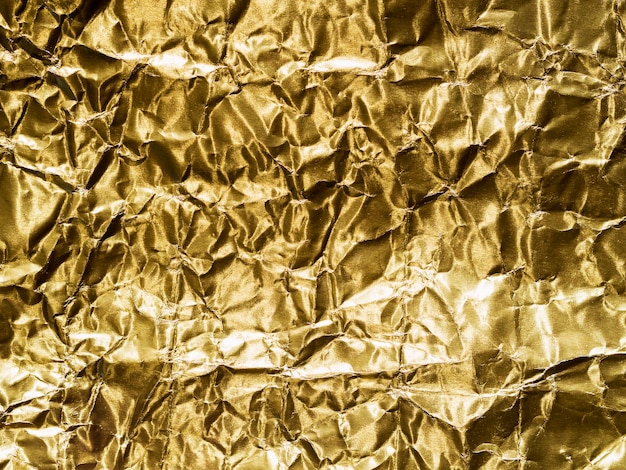 Foto oro dipinto in un foglio giallo stropicciato
