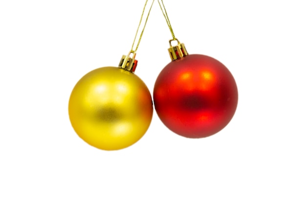 休日の装飾のための白い背景で隔離の金と赤のクリスマスつまらないもの。