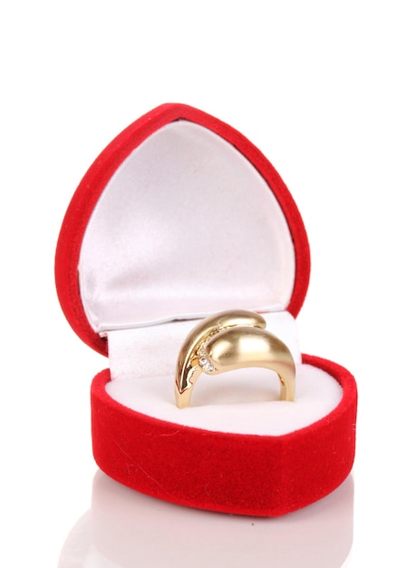 Anello in oro con cristalli trasparenti in scatola di velluto rosso isolata su bianco