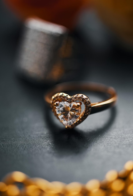 Золотое кольцо с бриллиантом на нем