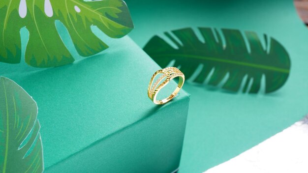 Photo a gold ring with a diamond on top