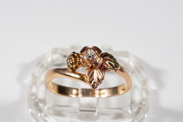 Золотое кольцо с маленьким бриллиантом. Рамка в виде виноградных листьев по мотивам Black Hills