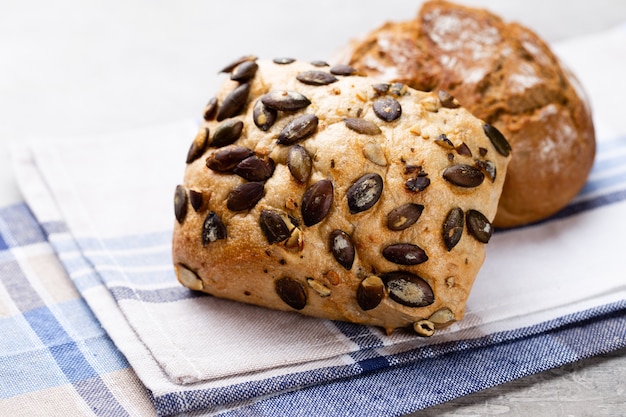 ゴールドの素朴な無愛想なパンのパンと木製の背景にパン