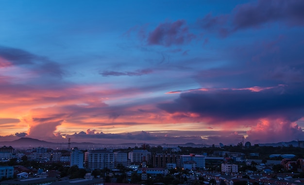 Foto il cielo d'oro con la nuvola d'oro