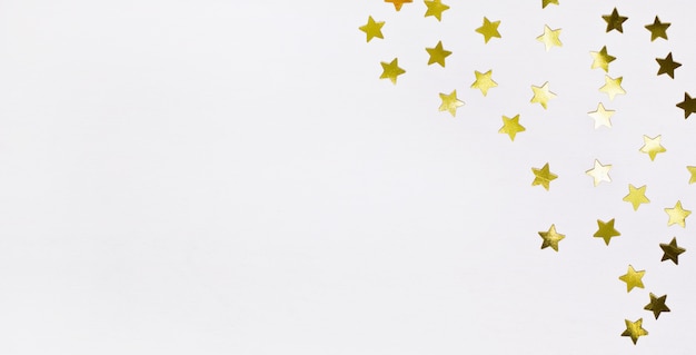 Фото Золотая звезда конфетти на белой деревянной границе