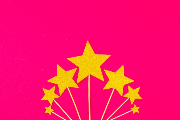 Photo gold star decoration on pink background