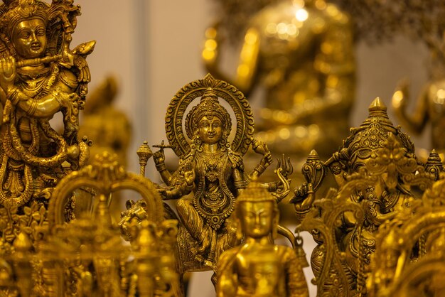 Photo a gold statue of a god with a head of the number of gold statues