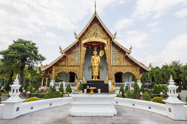 金の寺院とタイの像