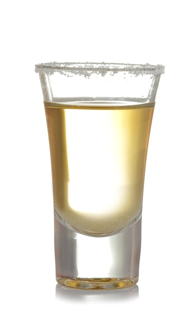 Фото Золотая текила в стеклянном стакане с солью крупным планом на изолированном белом фоне