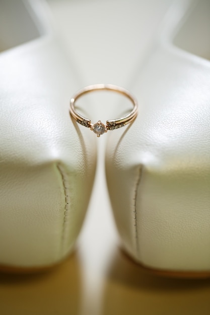 結婚式の日に女性の靴と金の結婚指輪