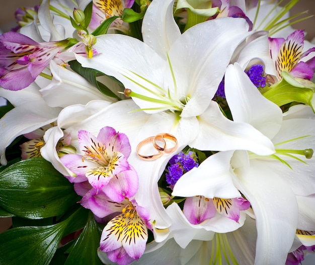 花の上の金の結婚指輪