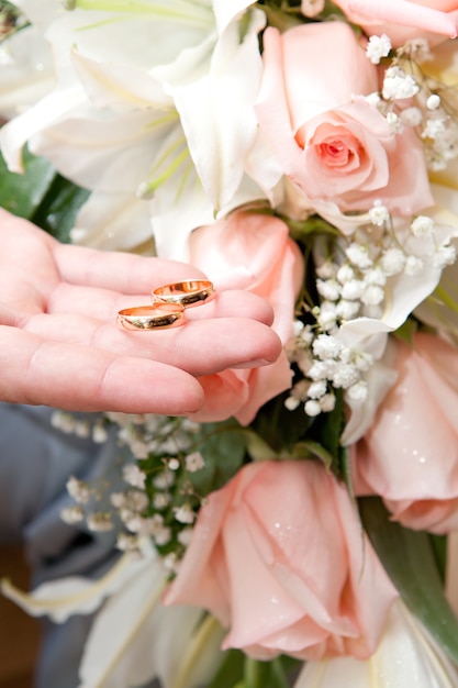 Photo gold wedding rings on flower