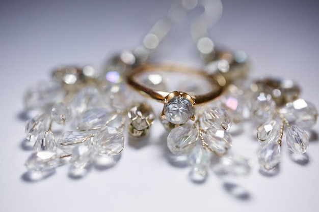 Золотые обручальные кольца для молодоженов в день свадьбы