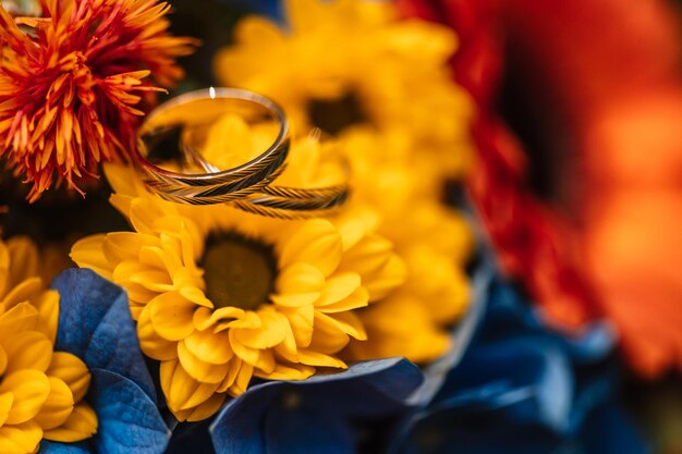 Foto fedi nuziali d'oro attributi dei simboli di nozze celebrazione delle vacanze dettagli del concetto di matrimonio famiglia felice celebrazione delle coppie di matrimonio insieme