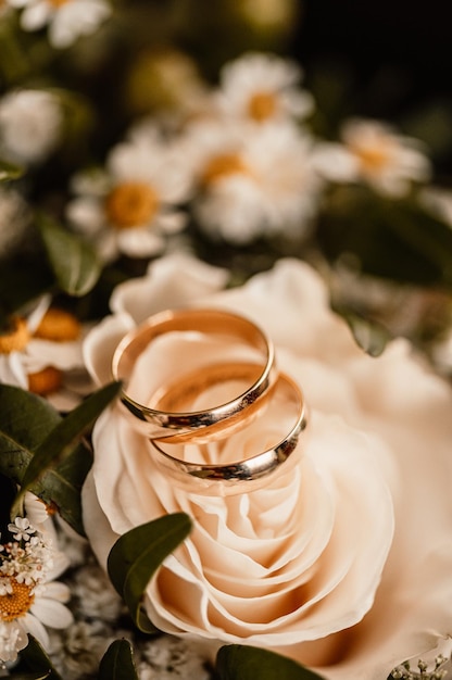 Foto fedi nuziali d'oro attributi dei simboli di nozze celebrazione delle vacanze dettagli del concetto di matrimonio famiglia felice celebrazione delle coppie di matrimonio insieme