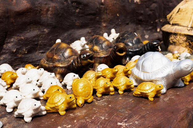 写真 金色のカメの像