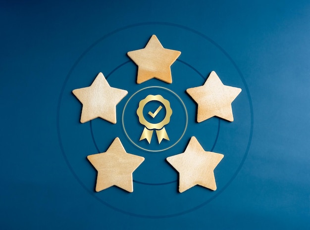 Золотая награда с пятью деревянными звездами на целевом символе на синем фоне. Удовлетворенность клиентов. Оценка качества.