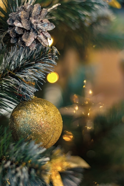 ゴールデンボールとクリスマスツリーのコーン