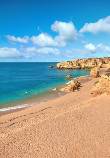 Albufeira 근처의 황금빛 해변과 사암 절벽