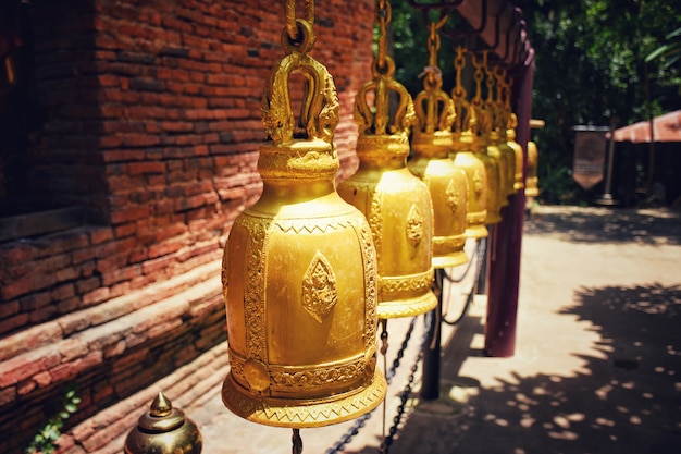 Foto campana d'oro nel tempio tailandese