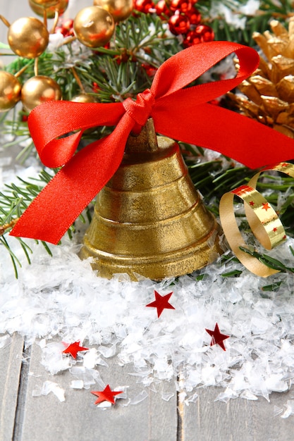 Фото Золотой колокольчик с красной лентой лук и рождественские украшения