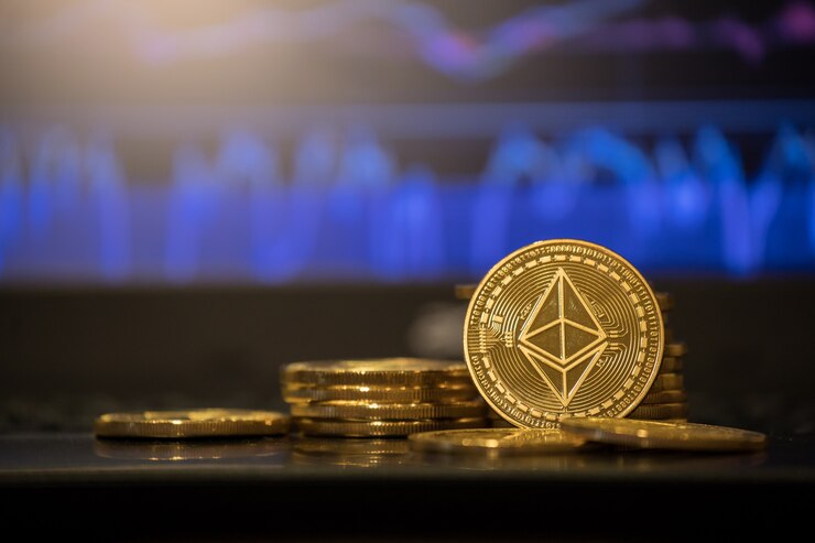 Золотые биткойны сложены на ярком фоне крупным планом бизнес-графиков