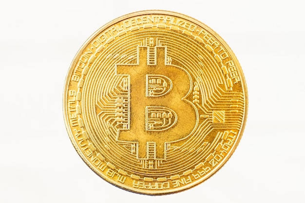 Золотая монета биткойн для концепции криптовалюты