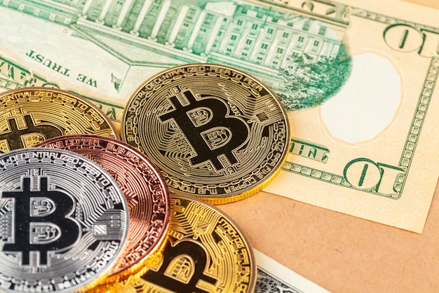 Moneta bitcoin dorata e dollari americani