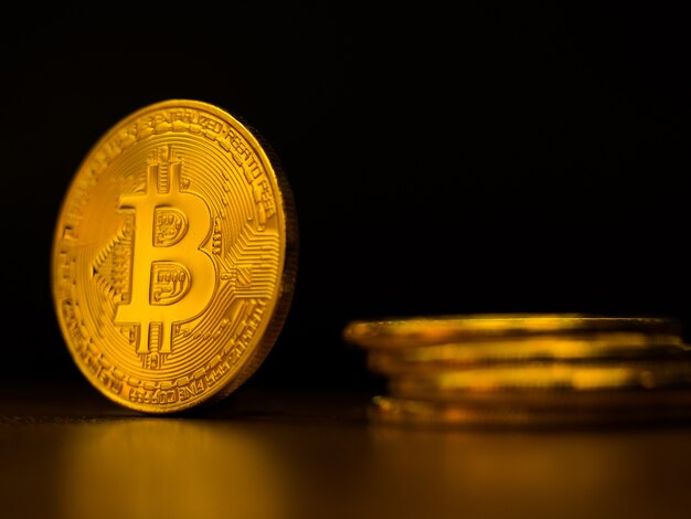 黒い背景とゴールデンのビットコップの暗号化の銀行のお金の転送のビジネステクノロジ