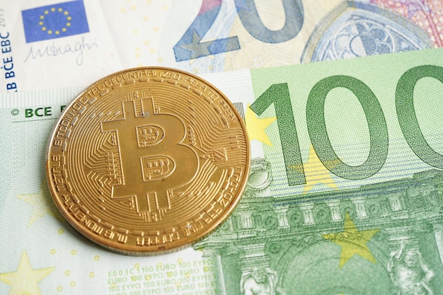 Золотой биткойн на банкнотах евро деньги для бизнеса и коммерческой цифровой валюты виртуальный