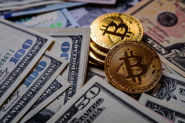 Bitcoin dorato sulle fatture di soldi