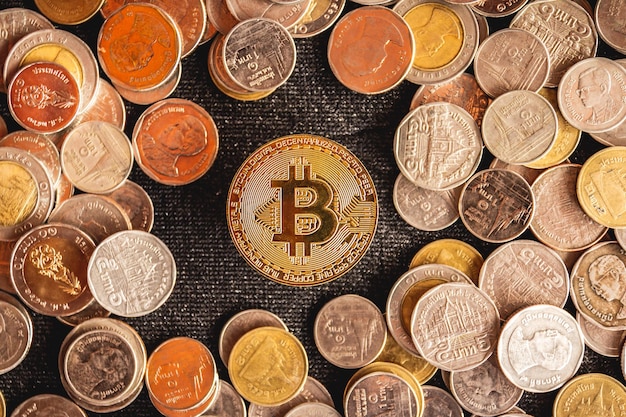 Bitcoin dorato sulla moneta dei soldi crypto currency concetto di sfondo