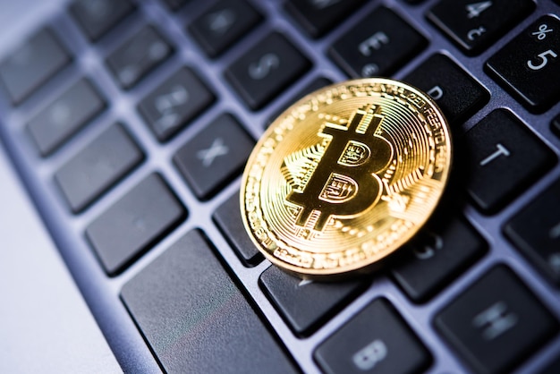 Golden Bitcoin новые виртуальные интернет-деньги на клавиатуре ноутбука