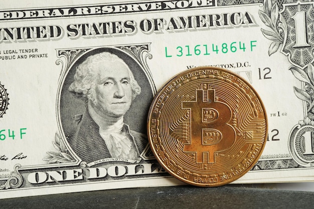 Bitcoin dorato su banconote in dollari usa denaro per affari e commerciali valuta digitale tecnologia blockchain di criptovaluta virtuale