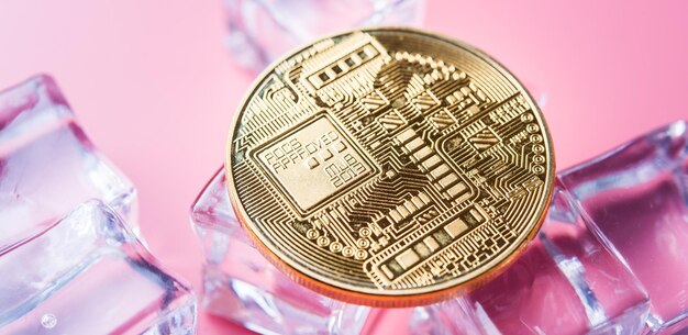 明るいピンクの背景を持つ金色のビットコイン インターネット上の新しい仮想通貨