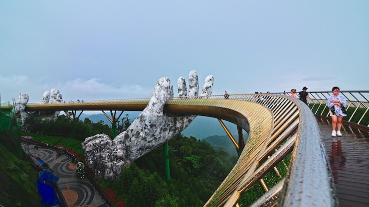 Photo 월드 바나 힐스 (sun world ba na hills) 의 골든 브릿지 (golden bridge) 는 여름날에 관광객들과 함께 다 베트남 2024년 9월 13일.